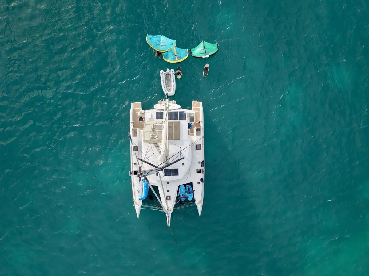Le catamaran au mouillage vu du drone, ailes gréées à l'eau
