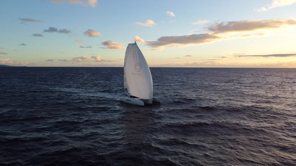 Le catamaran sous voiles au coucher du soleil, en route vers le mouillage suivant