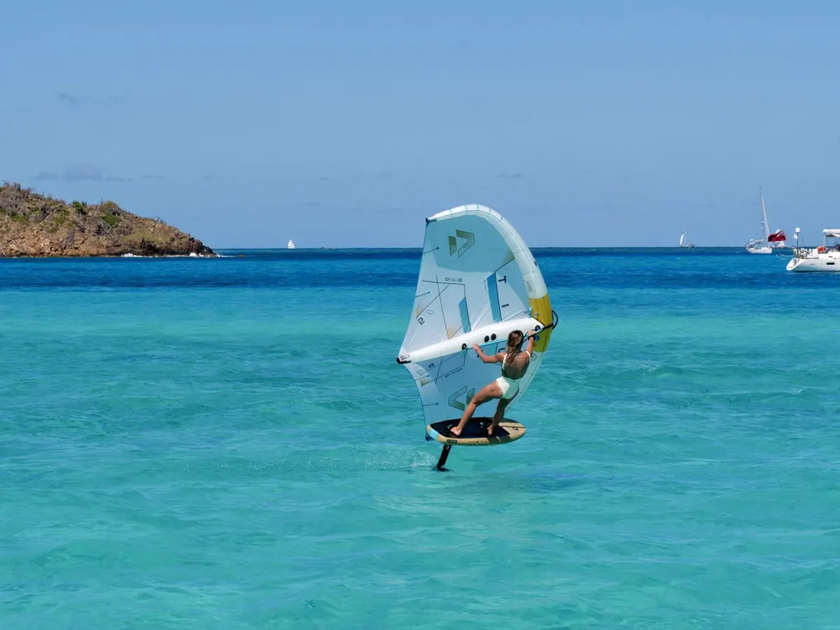 Rider en wingfoil dans le lagon turquoise